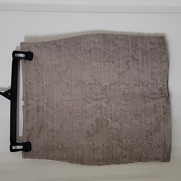 Express Size 2 Taupe with Gold Reptile / Snake Print Bodycon Bandage Mini Skirt - Picture 1 of 9